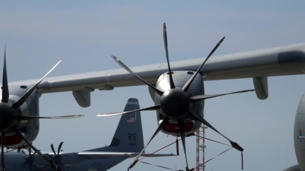 Wunstorf - 9. Juni 2018: Tag der offenen Tür der Bundeswehr auf dem Fliegerhorst Wunstorf. der Airbus A400m Turboprop aus nächster Nähe. — Stockvideo