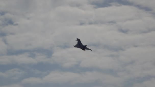 Wunstorf, Niemcy - 09 czerwca 2018 r.: Bundeswehry dzień otwarty na bazie lotniczej Wunstorf. Lot myśliwca wielozadaniowego Eurofighter Typhoon. — Wideo stockowe