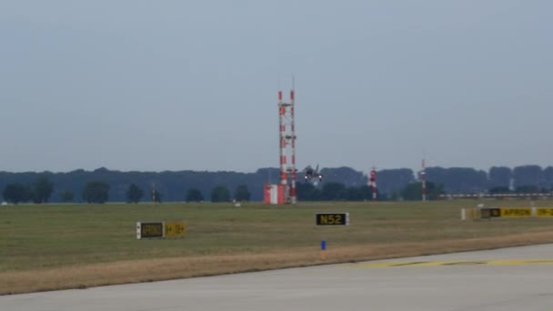 Wunstorf, Alemanha - 09 de junho de 2018: Bundeswehr Open Day na base aérea Wunstorf. A aterrissagem de caça multirole Eurofighter Typhoon . — Vídeo de Stock