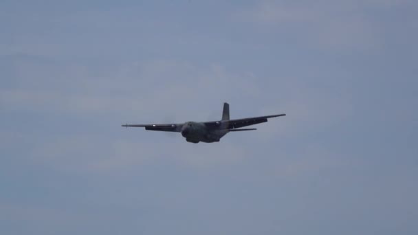 Wunstorf, Germania - 09 giugno 2018: Bundeswehr Open Day sulla base aerea di Wunstorf. Transall C-160 volo dimostrativo . — Video Stock