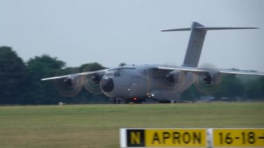 Kapılırken, Almanya - 09 Haziran 2018: Hava üssünde Wunstorf Bundeswehr Open Day. Airbus A400m dört motorlu turboprop askeri nakliye uçakları gösteri uçuş.