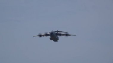 Kapılırken, Almanya - 09 Haziran 2018: Hava üssünde Wunstorf Bundeswehr Open Day. Airbus A400m dört motorlu turboprop askeri nakliye uçakları gösteri uçuş.