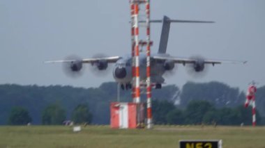 Kapılırken, Almanya - 09 Haziran 2018: Hava üssünde Wunstorf Bundeswehr Open Day. Airbus A400m dört motorlu turboprop askeri nakliye uçakları gösteri açılış.