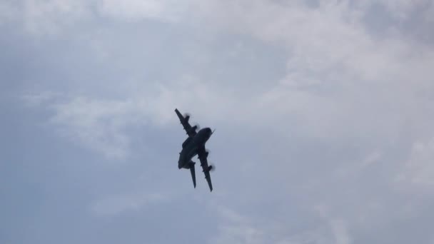 ヴンストルフ航空基地のヴンストルフ, ドイツ - 2018 年 6 月 9 日: 連邦オープン日。エアバス A400m 4 エンジンのターボプロップ軍用輸送機デモフライト. — ストック動画