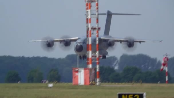 Wunstorf, Germany - 09 juni 2018: Bundeswehr öppen dag på Flygbas Wunstorf. Airbus A400m fyrmotorigt turboprop militära transporter flygplan demonstration landning. — Stockvideo