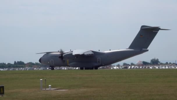 Wunstorf, Germany - 09 juni 2018: Bundeswehr öppen dag på Flygbas Wunstorf. Airbus A400m fyrmotorigt turboprop militära flygplan demonstration bakåt transporten. — Stockvideo