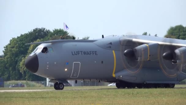 Wunstorf, Allemagne - 09 juin 2018 : Journée portes ouvertes de la Bundeswehr sur la base aérienne de Wunstorf. Airbus A400M quatre moteurs turbopropulseur avion de transport militaire vol de démonstration . — Video