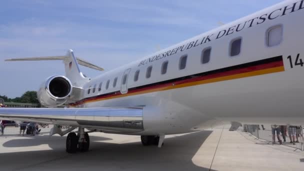 Wunstorf, Németország - 2018 június 09: Bundeswehr nyílt nap air Base Wunstorf. Bombardier globális 5000 Vip. — Stock videók