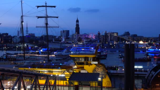 Гамбург, Германия - 12 мая 2018 года: 829-летие порта Гамбург всегда наполнено веселыми мероприятиями и событиями . — стоковое видео