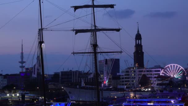 Hamburg, Niemcy - 12 maja 2018 r.: 829th Port Hamburg rocznica jest zawsze pełen zabawy, imprezy i wydarzenia. — Wideo stockowe