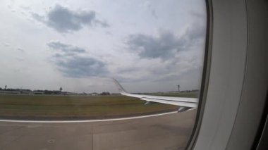 Hannover, Almanya - 16 Haziran 2018: Take-off dan Havaalanı Hanover Haj, uçağın görüntülemek yolcu penceresinden