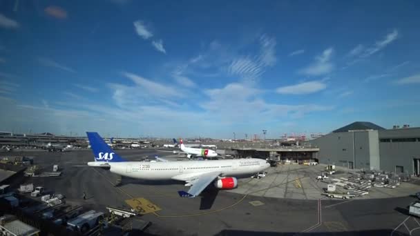 Nova Jersey, EUA - 16 de junho de 2018: Aeroporto Internacional de Newark Liberty EWR, vista do monotrilho AirTrain — Vídeo de Stock