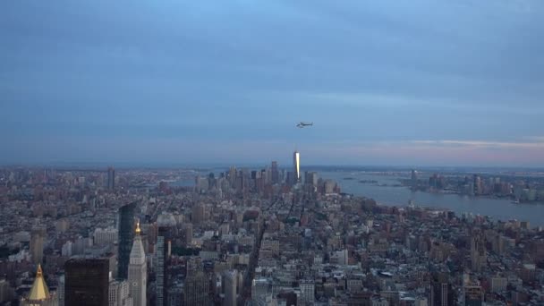 Ciudad de Nueva York, EE.UU. - 16 de junio de 2018: plano aéreo de Nueva York y horizonte en la noche de verano — Vídeo de stock