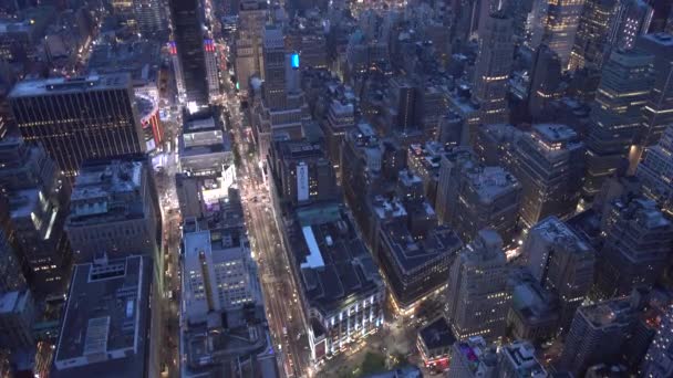 Ciudad de Nueva York, EE.UU. - 16 de junio de 2018: plano aéreo de Nueva York y horizonte en la noche de verano — Vídeo de stock