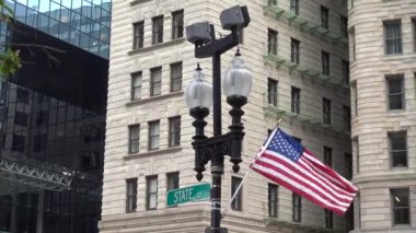 Boston'da bir bina cephe önünde sallayarak bir Amerikan bayrağı