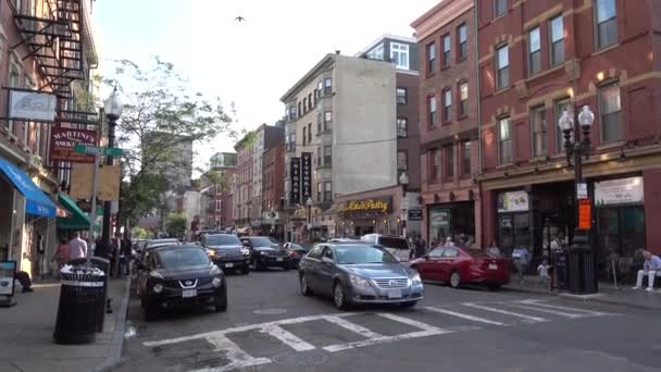 Βοστώνη, ΗΠΑ - Ιουνίου 18, 2018: Street view της Βοστώνης. η πρωτεύουσα και η πιο πυκνοκατοικημένη δήμος της Κοινοπολιτείας της Μασαχουσέτης στις Ηνωμένες Πολιτείες. — Αρχείο Βίντεο