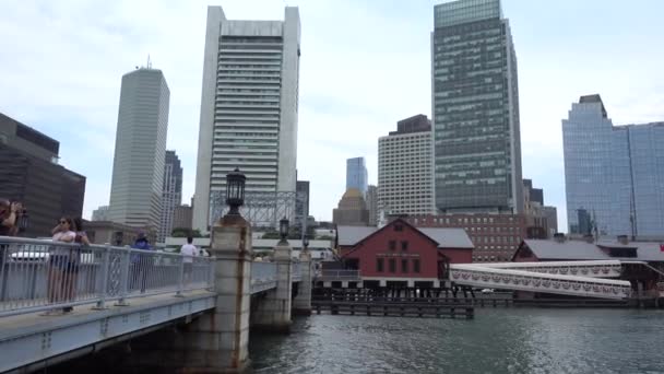 Boston, Estados Unidos - 18 de junio de 2018: Vista de la calle de Boston. la ciudad capital y municipio más poblado de la Mancomunidad de Massachusetts en los Estados Unidos . — Vídeo de stock