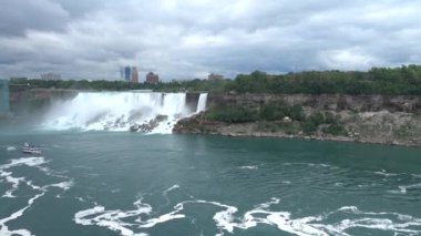 Niagara falls ve Niagara Nehri manzarası. Kuzey Amerika'nın en büyük şelale.