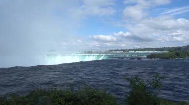 Niagara falls ve Niagara Nehri manzarası. Kuzey Amerika'nın en büyük şelale.