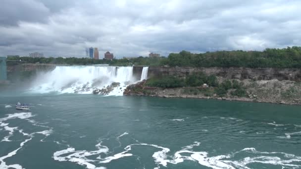 Utsikt över Niagarafallen och Niagara flod. Den största vattenfallen i Nordamerika. — Stockvideo