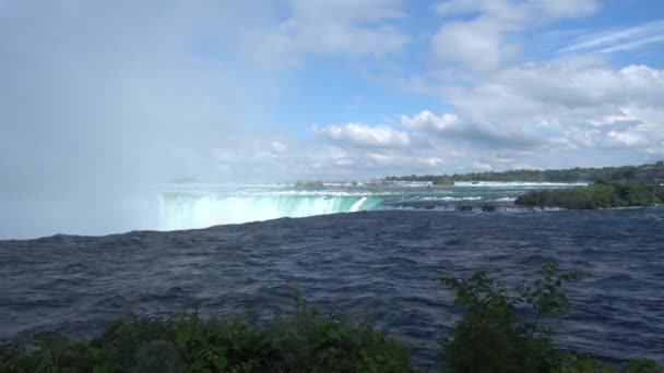 Utsikt över Niagarafallen och Niagara flod. Den största vattenfallen i Nordamerika. — Stockvideo