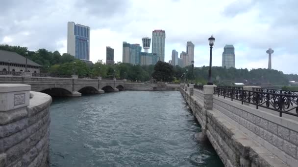 Blick auf Niagara-Wasserfälle und Niagara-Fluss. der größte wasserfall in nordamerika. — Stockvideo