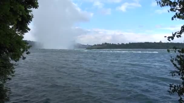 Utsikt över Niagarafallen och Niagara flod. Den största vattenfallen i Nordamerika. — Stockvideo