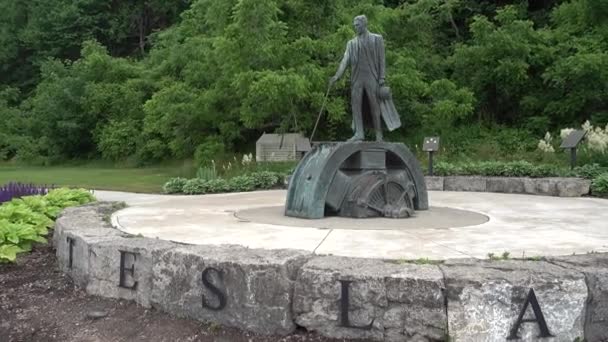 Cataratas del Niágara, Canadá - 24 de junio de 2018: La estatua de Nikola Tesla en las Cataratas del Niágara — Vídeo de stock