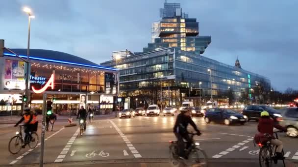 Hannover, deutschland - 10. Dezember 2018: morgendlicher verkehr auf dem aegi-platz in hannover. Niedersachsen. — Stockvideo