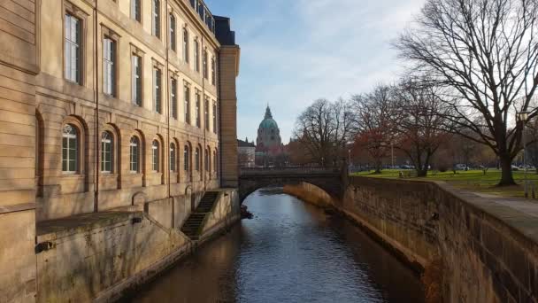 Leineschloss e il fiume Leine ad Hannover — Video Stock