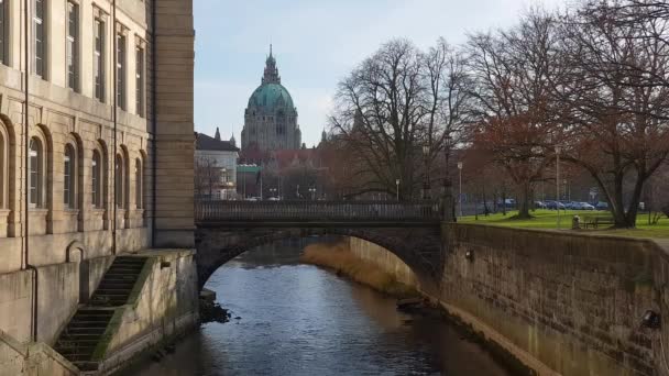 Leineschloss en rivier Leine in Hannover — Stockvideo