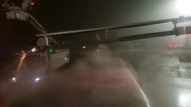 Spray de-glassa un aereo prima della partenza la sera d'inverno a Parigi — Video Stock