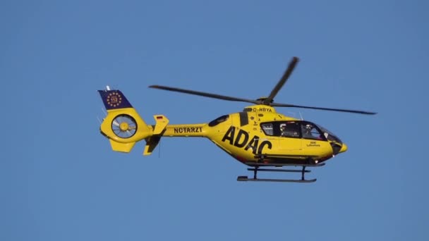 Hannover, Duitsland - 19 januari 2019: Adac air rescue helikopter opstijgen — Stockvideo