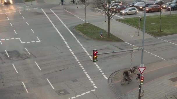 Vista de lapso de tiempo de las personas y cruce de tráfico intersección ocupada en Hannover . — Vídeos de Stock