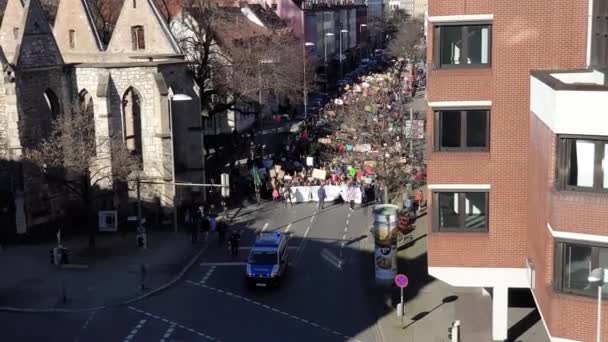 Hannover, Germania - 15 febbraio 2019: Migliaia di studenti manifestano ad Hannover contro la politica di protezione del clima degli adulti . — Video Stock