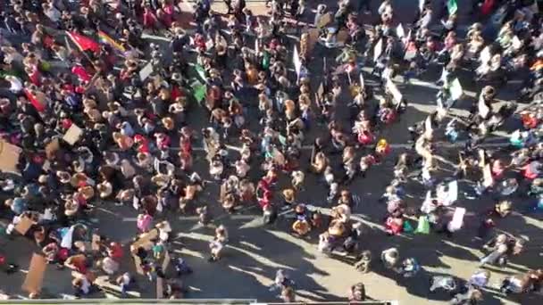 Гановер, Німеччина - 15 лютого 2019: Тисячі студентів продемонструвати в Ганновері проти політики захисту клімату дорослих. — стокове відео