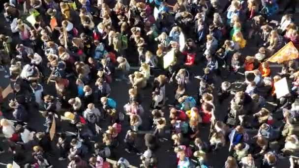 Hannover, Alemanha - 15 de fevereiro de 2019: Milhares de estudantes se manifestam em Hanôver contra a política de proteção climática dos adultos . — Vídeo de Stock