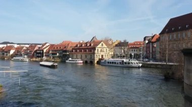 Bamberg, Almanya-30 Mart 2019: Bamberg 'in yukarı Franconia kentinde, Almanya 'da, Regnitz nehrinde bir kasaba görünümü.