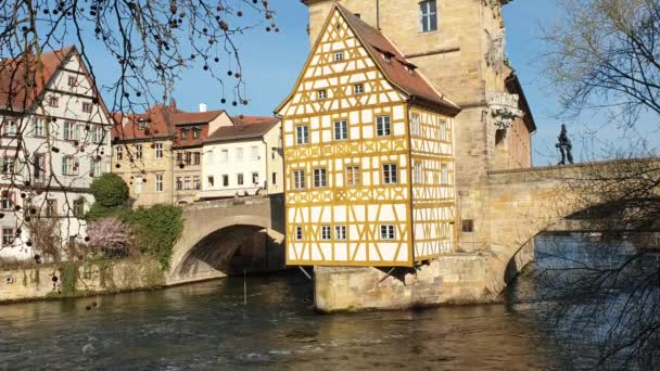 Bamberg, Németország-március 30, 2019: kilátás a Bamberg a város felső-Frankföld, Németország, a folyó Regnitz. — Stock videók