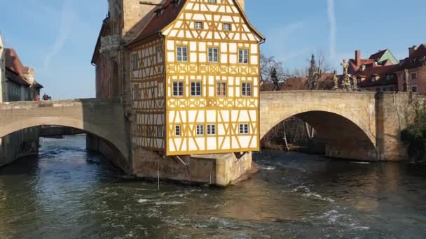 Bamberg, Tyskland-mars 30, 2019: beskåda av Bamberg en Town i övreFranconia, Tyskland, på floden Regnitz. — Stockvideo