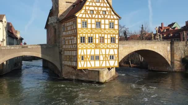 Bamberg, Duitsland-30 maart, 2019: mening van Bamberg een stad in hogere Franconia, Duitsland, op de rivier Regnitz. — Stockvideo