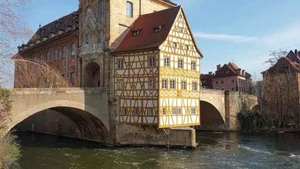 Bamberg, Duitsland-30 maart, 2019: mening van Bamberg een stad in hogere Franconia, Duitsland, op de rivier Regnitz. — Stockvideo