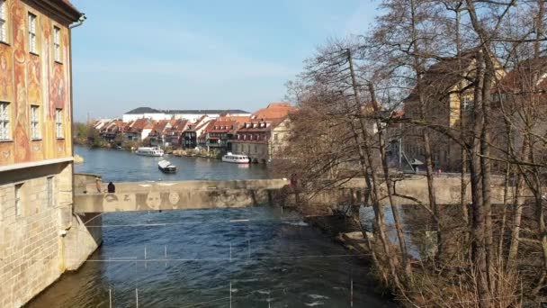 Bamberg, Németország-március 30, 2019: kilátás a Bamberg a város felső-Frankföld, Németország, a folyó Regnitz. — Stock videók