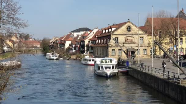 Bamberg, Duitsland-30 maart, 2019: mening van Bamberg een stad in hogere Franconia, Duitsland, op de rivier Regnitz. — Stockvideo