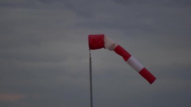 Hareketli hava kollu windsock rüzgar üfleme yönü ve hızı göstermek