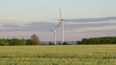 Almanya'da Hannover eteklerinde rüzgar jeneratörleri