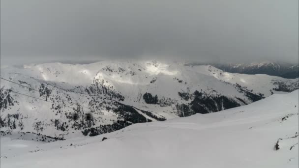 Zasněžené hory a mraky v Mayrhofenu, Tyrolsko, Rakousko. Timelapse — Stock video