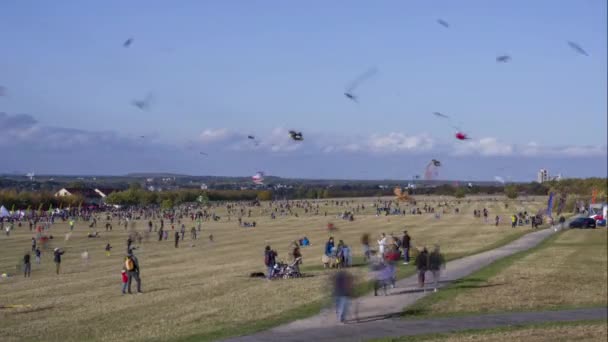 Hannover, Almanya - 28 Eylül 2019: Hannover Kronsberg, Almanya'da uçurtma festivali. Timelapse. — Stok video