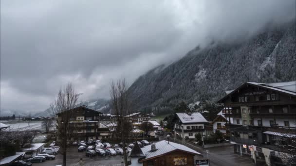 Mayrhofen, Austria - March 27, 2019: Zillertal Valley in winter, mounting skiing resort Mayrhofen, Austria — ストック動画