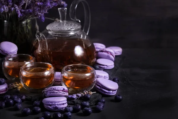 Tee Der Gläsernen Teekanne Mit Lavendel Und Blaubeermacarons Hintergrund Des — Stockfoto